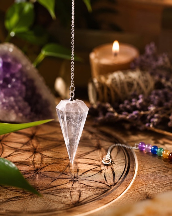 Pendule de radiesthésie en cristal — formation au pendule divinatoire à Nice